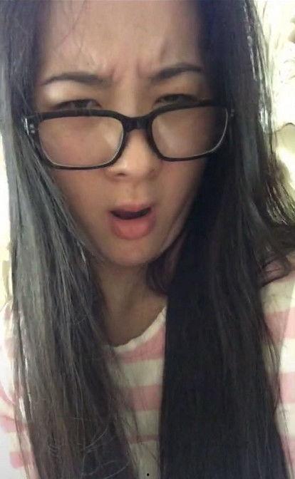 宿舍眼睛妹吃瓜视频,揭秘校园生活趣味瞬间