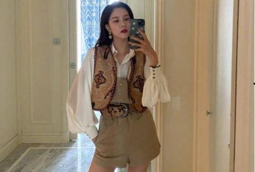 红衣服女的吃瓜视频,揭秘网络红人的魅力瞬间