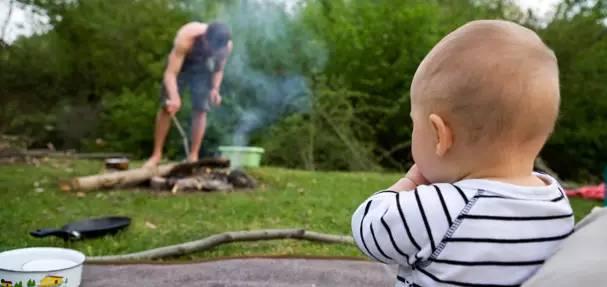 露营抓住娃娃吃瓜视频