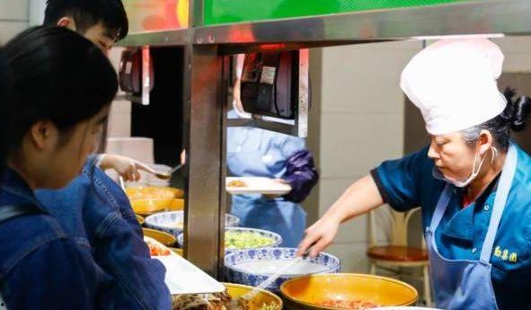 食堂阿姨吃瓜群众视频大全,趣味横生的校园生活瞬间