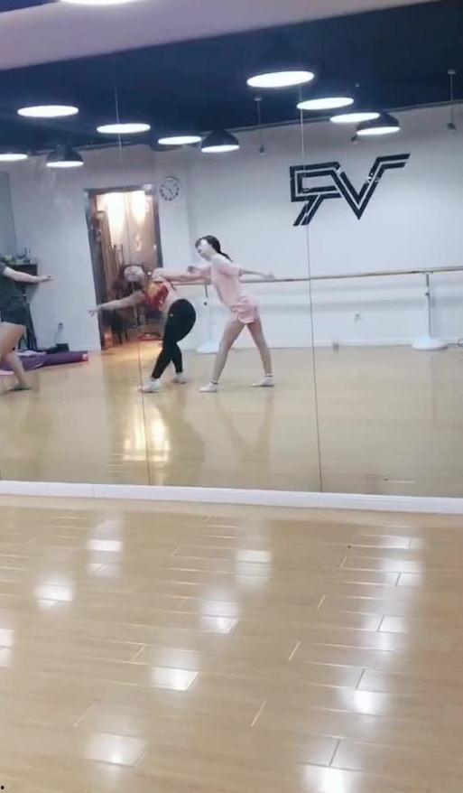 新生跳舞吃瓜高清视频在线观看